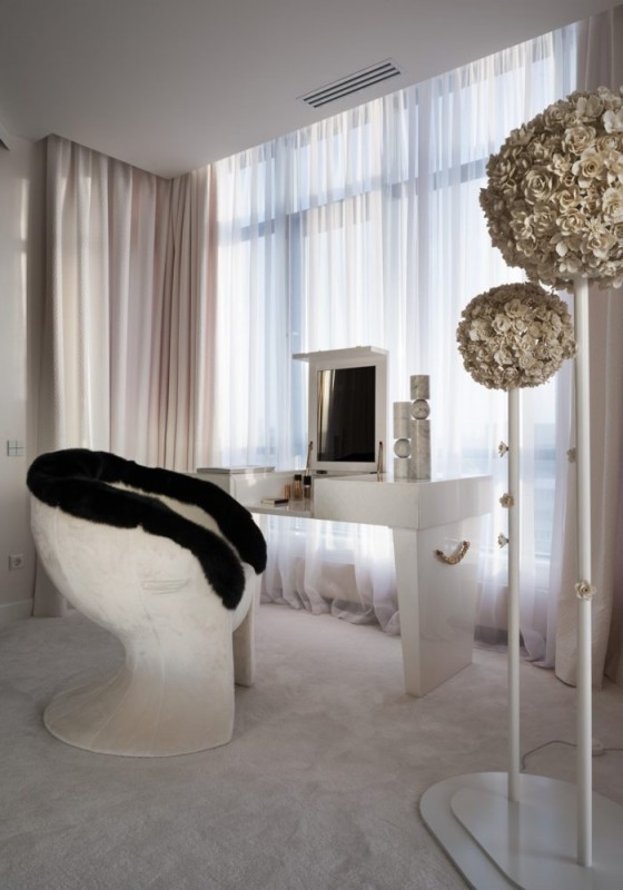 Светлый интерьер с яркими акцентами