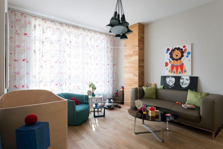 Деревянные поверхности и яркие цвета - современная квартира для молодой семьи