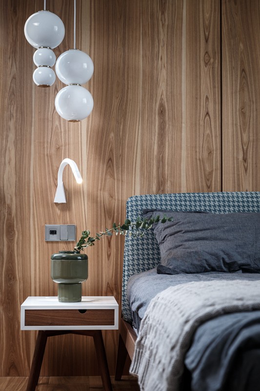 Дерево и камень в интерьере просторных апартаментов