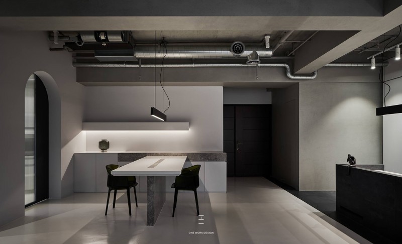 Интерьер просторных апартаментов в индустриальном стиле