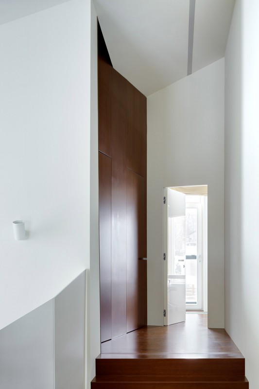 Контраст ярко белого и насыщенного коричневого в облицовке стен загородного дома Контраст ярко белого и насыщенного коричневого в облицовке стен загородного дома