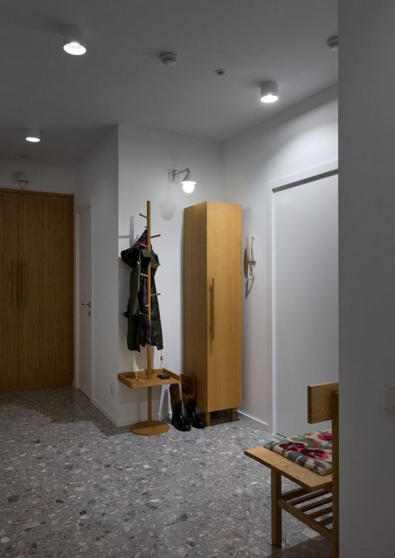 Контраст темных и светлых поверхностей в интерьере просторных апартаментов