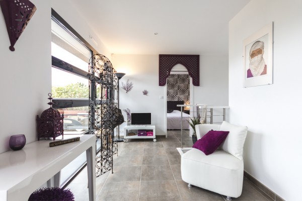 Смелое использование ярких цветов на вилле во Франции