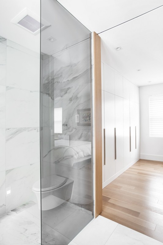 Сочетание белого цвета и дерева в интерьере апартаментов в Монреале, Канада