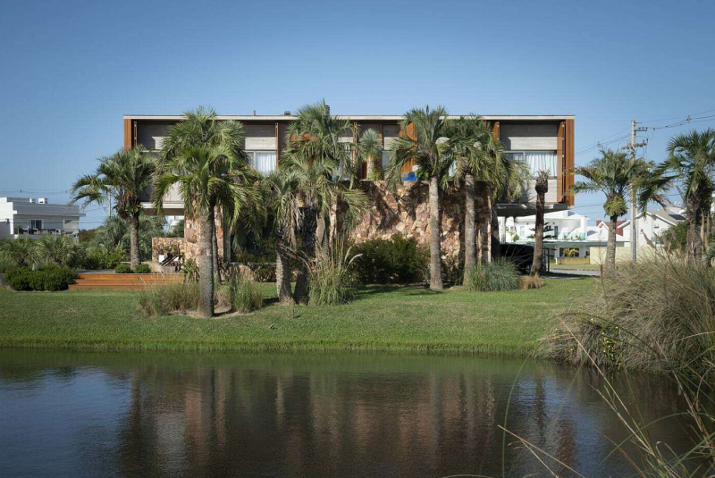 Современный двухэтажный дом, расположенный в Пелотасе, Бразилия