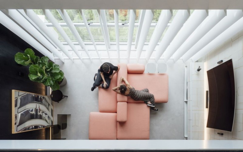 Стильная квартира-лофт с оригинальной винтовой лестницей