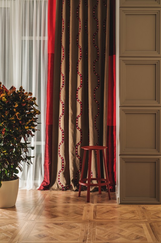 Светлые апартаменты с яркими акцентами