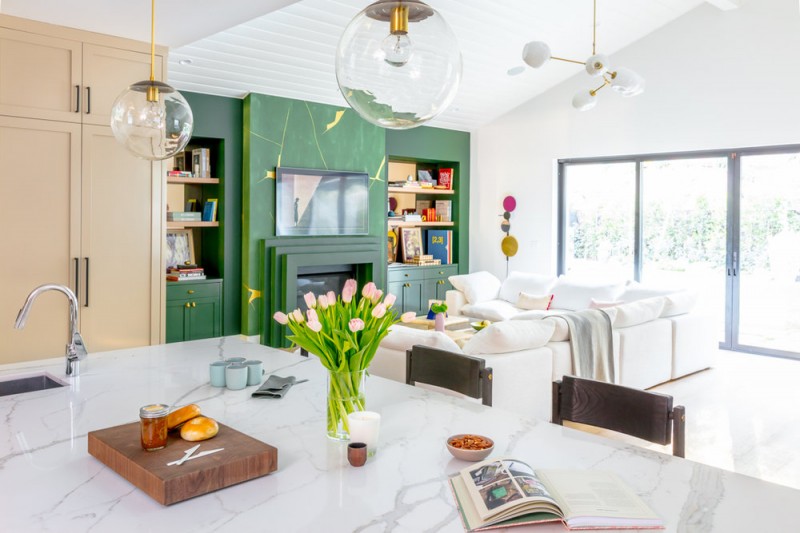 Светлый интерьер с яркими акцентами