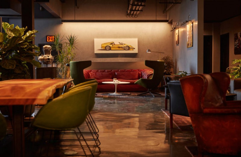 Клуб любителей классических автомобилей, расположенный на пристани 76 на реке Гудзон, Нью-Йорк