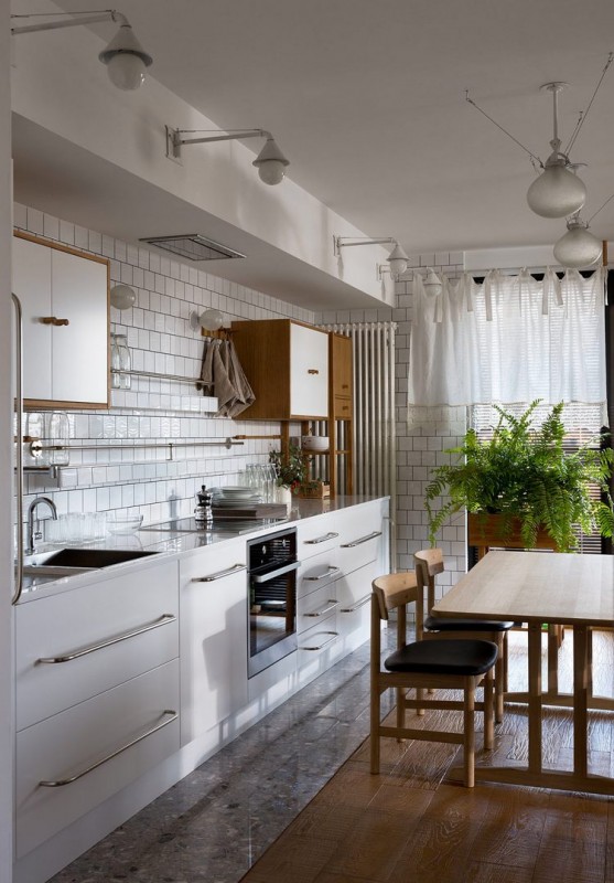 Контраст темных и светлых поверхностей в интерьере просторных апартаментов