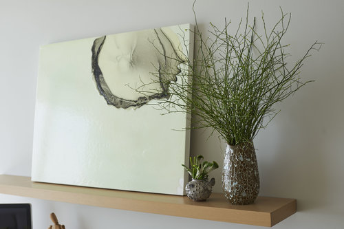 Приземистая мебель и художественные инсталляции в просторном светлом пентхаусе