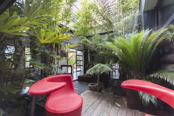 Смелое использование ярких цветов на вилле во Франции