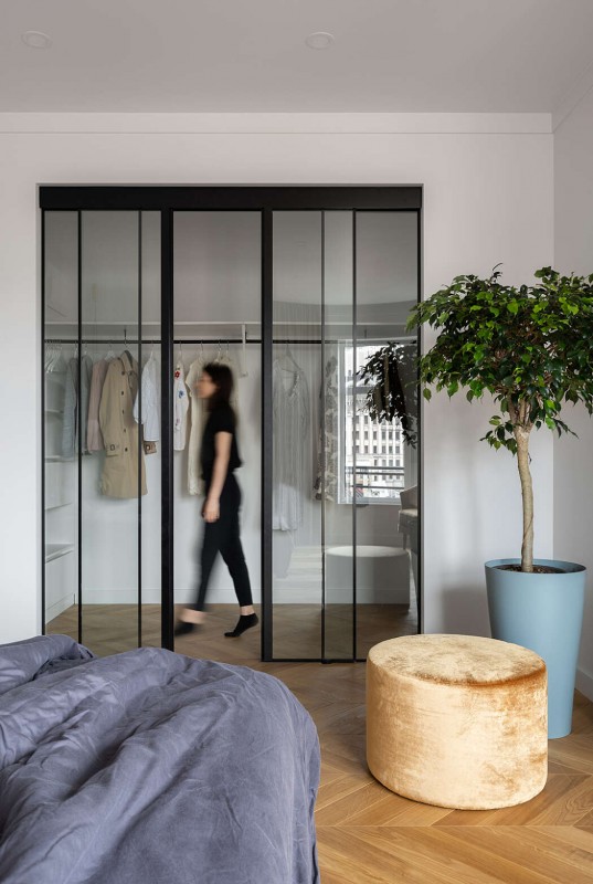 Сочетание пышных классических форм, цветов и материалов с минималистичными и сдержанными объектами Сочетание пышных классических форм, цветов и материалов с минималистичными и сдержанными объектами