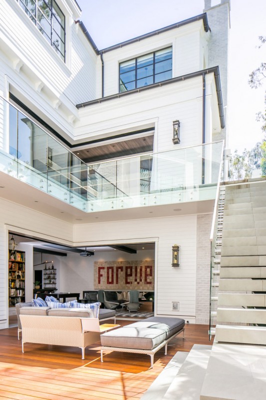 Дом для семьи из восьми человек в Ньюпорт-Бич, штат Калифорния Дом для семьи из восьми человек в Ньюпорт-Бич, штат Калифорния