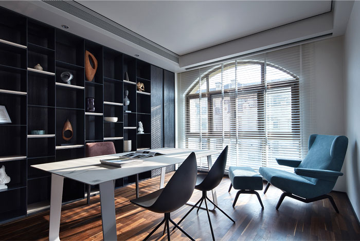 Интерьер апартаментов в темных тонах в Фучжоу, Китай