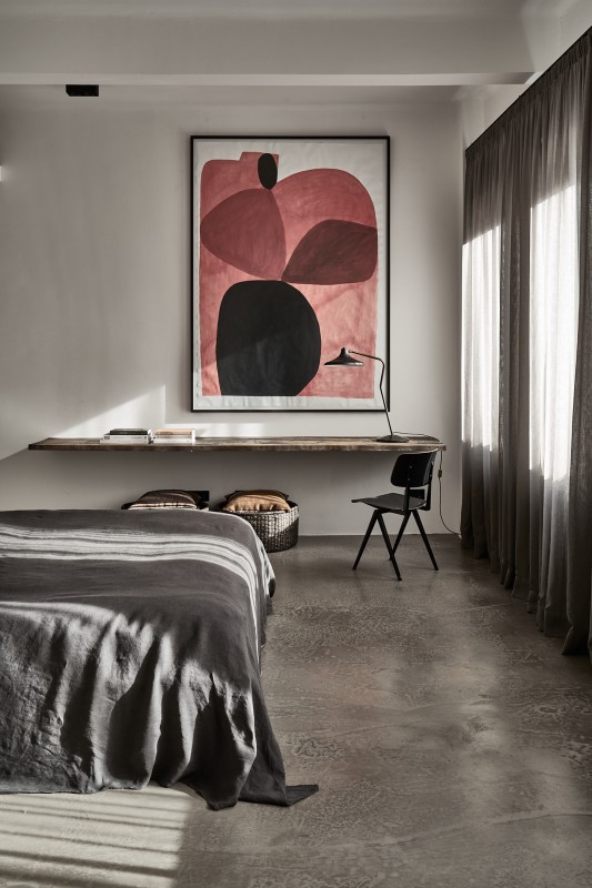 Сдержанный монохромный интерьер квартиры в Вене