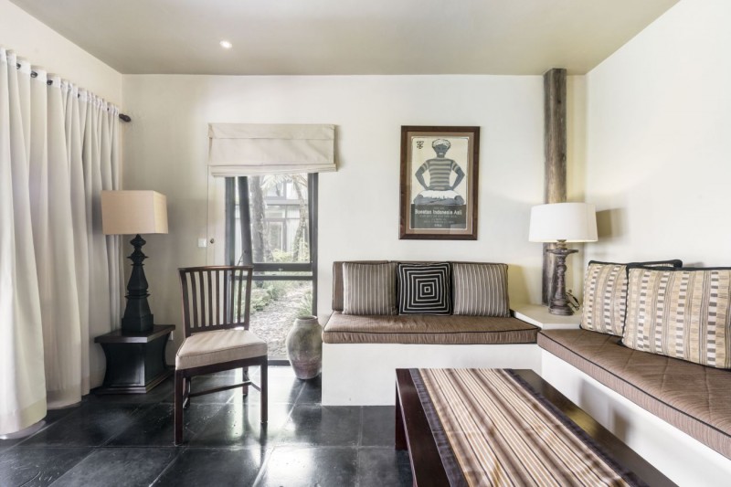 Современная вилла с соломенной крышей и видом на джунгли