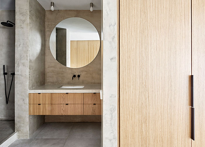 Белый и серый цвета, гранит и дерево в интерьере апартаментов в Барселоне