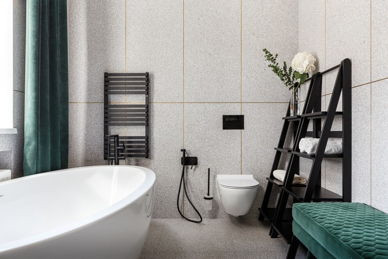 Дерево и камень в интерьере просторных апартаментов