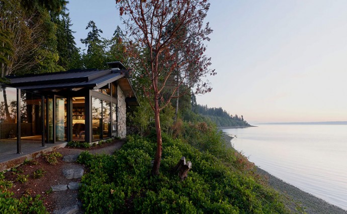 Дом у озера на острове Бейнбридж, штат Вашингтон