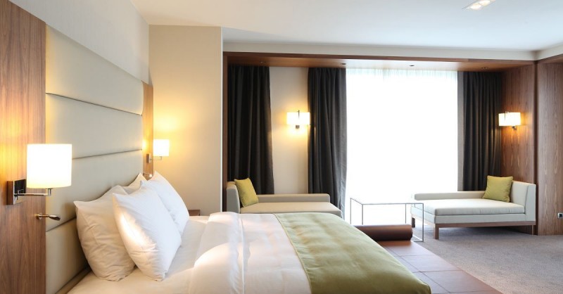 Интерьер апартаментов в Нью-Йорке в нейтральной цветовой гамме с добавлением синих акцентов