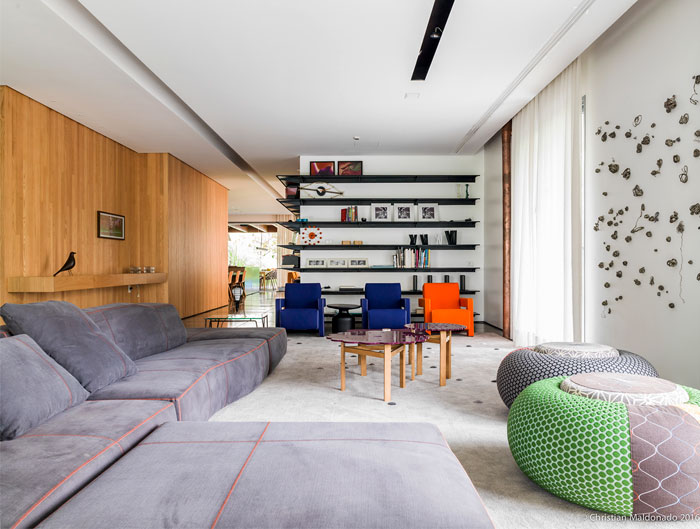 Интерьер пентхауса с полированными бетонными полами и обширной деревянной облицовкой