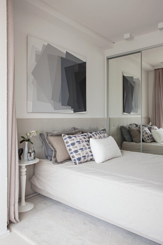 Нейтральная цветовая палитра и стеклянные стены в компактной квартире площадью 35 м2 Нейтральная цветовая палитра и стеклянные стены в компактной квартире площадью 35 м2