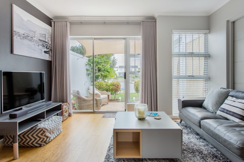 Приглушенные оттенки и элегантная современная мебель в интерьере апартаментов в Кейптауне Приглушенные оттенки и элегантная современная мебель в интерьере апартаментов в Кейптауне