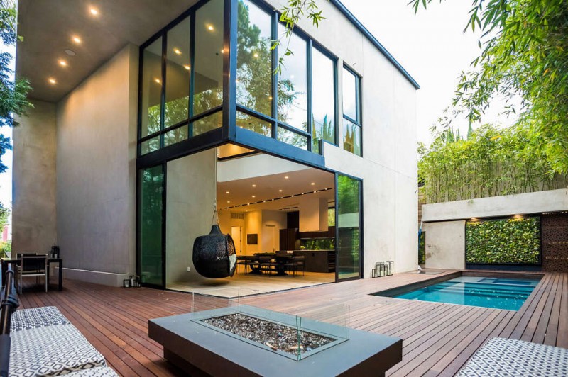 Роскошная современная резиденция, расположенная в Лос-Анджелесе