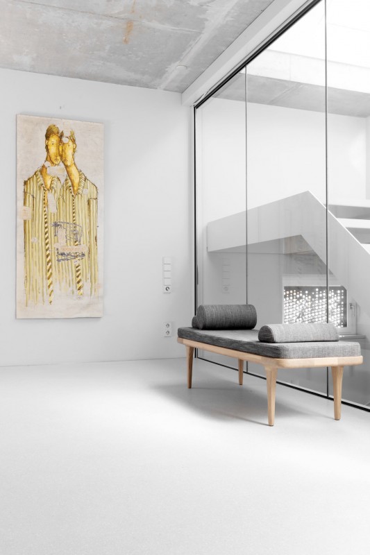 Деревянная мебель, красочные ковры и индустриальные элементы в интерьере особняка в Берлине