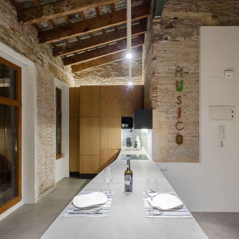 Интерьер апартаментов в реконструированном заброшенном здании начала ХХ века в Валенсии, Испания Интерьер апартаментов в реконструированном заброшенном здании начала ХХ века в Валенсии, Испания