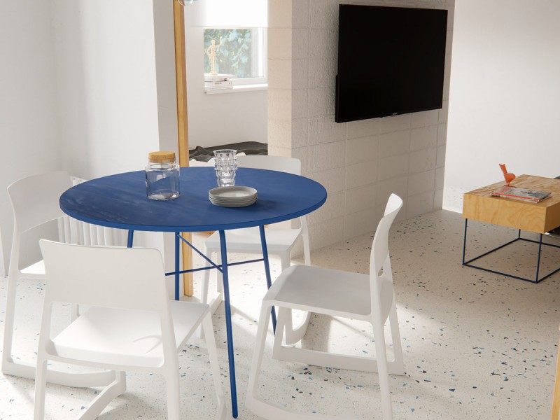 Красный, белый и синий цвета создают эффектную комбинацию в квартире площадью 36 кв. м.