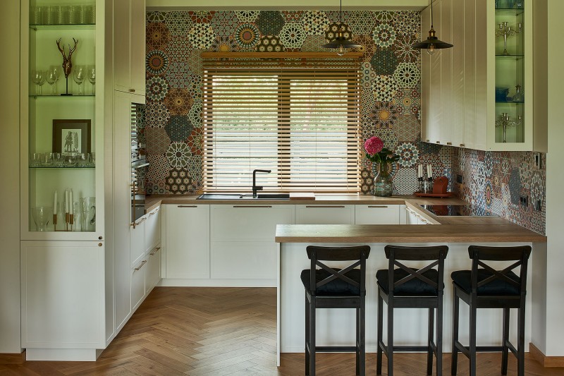 Красочное оформление просторного особняка