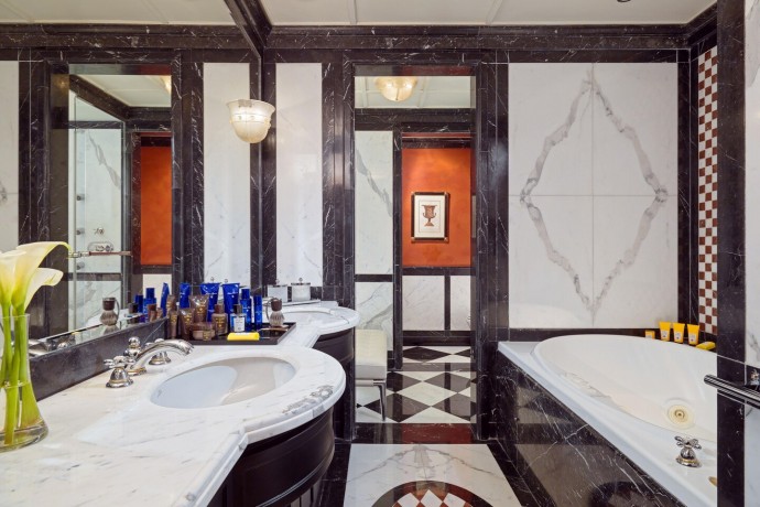 Один из самых больших люксов в Европе: пентхаус Villa La Cupola в римском отеле Westin Excelsior