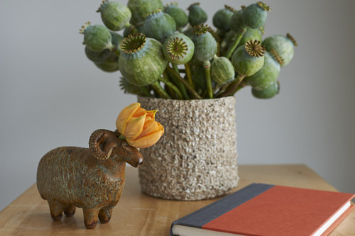 Приземистая мебель и художественные инсталляции в просторном светлом пентхаусе