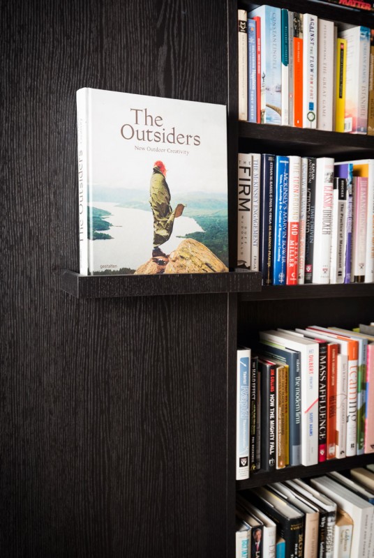 Светлый интерьер с контрастной отделкой в бельгийском коттедже Светлый интерьер с контрастной отделкой в бельгийском коттедже