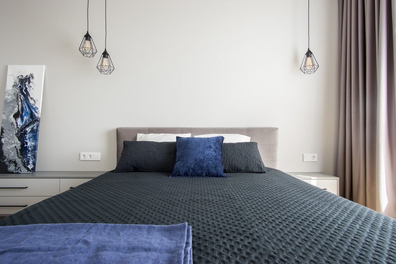 Апартаменты в серых тонах с яркими цветовыми акцентами