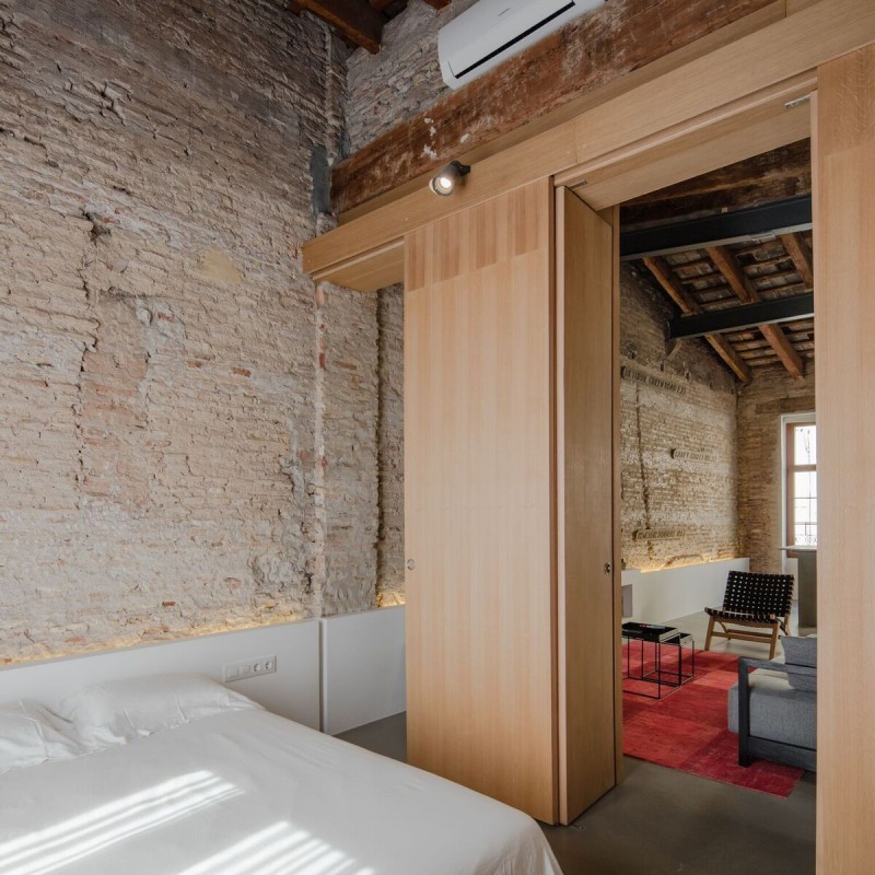 Интерьер апартаментов в реконструированном заброшенном здании начала ХХ века в Валенсии, Испания Интерьер апартаментов в реконструированном заброшенном здании начала ХХ века в Валенсии, Испания