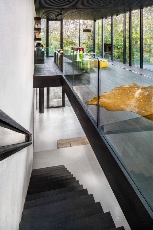 Интерьер двухэтажного дома в лесу