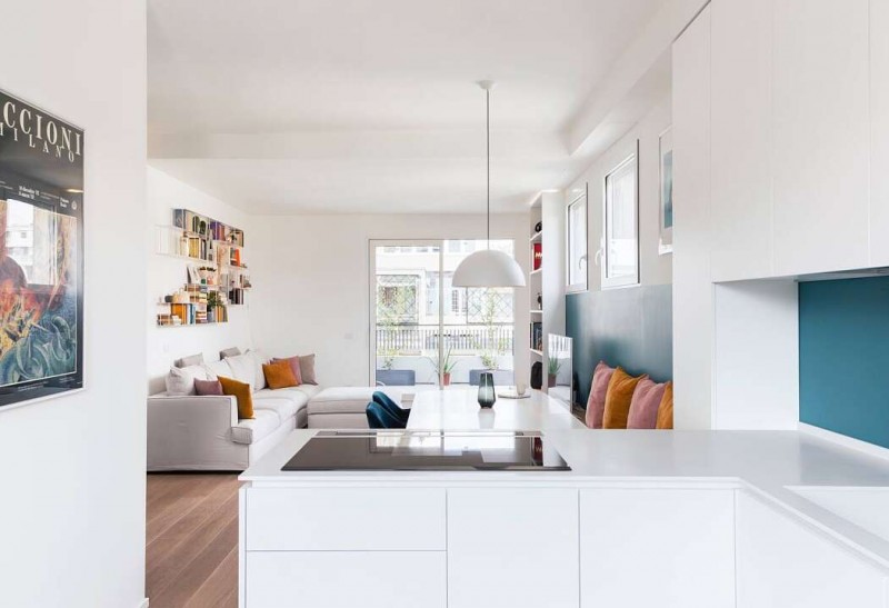 Яркие акцентные стены и мебель в интерьере светлой квартиры