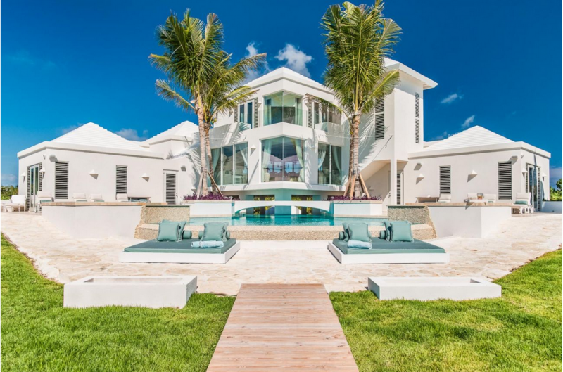 Небольшой отель Pearl West в городе Лонг-Бэй-Хиллс, острова Тёркс и Кайкос