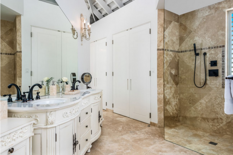 Небольшой отель Pearl West в городе Лонг-Бэй-Хиллс, острова Тёркс и Кайкос