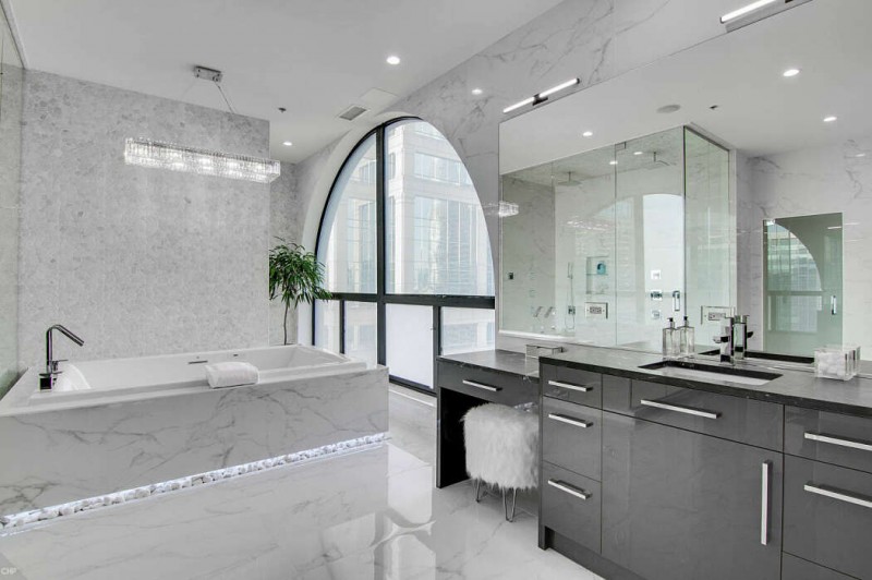 Современная двухуровневая квартира, расположенная в Чикаго, штат Иллинойс