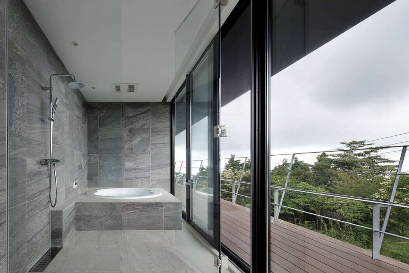 Современный двухэтажный дом, расположенный на озере Аши в Японии