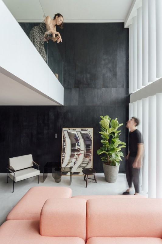 Стильная квартира-лофт с оригинальной винтовой лестницей