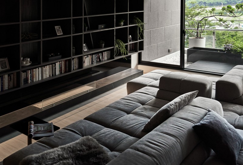 Темные тона в интерьере стильных апартаментов