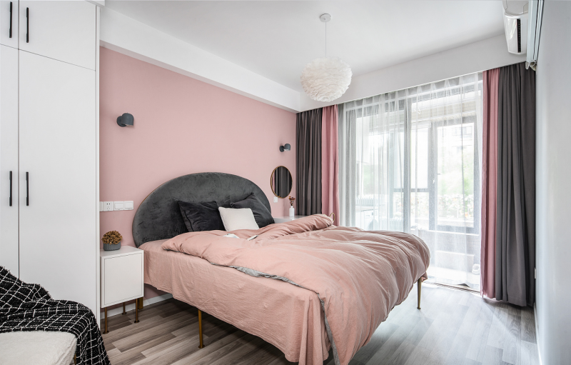 Уютные апартаменты в серо-розовой гамме