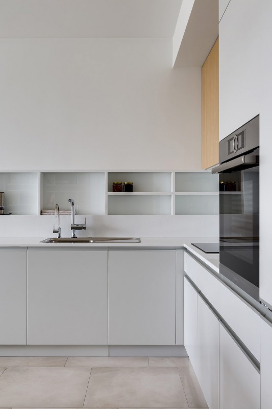 Акцент на синий и красный цвета