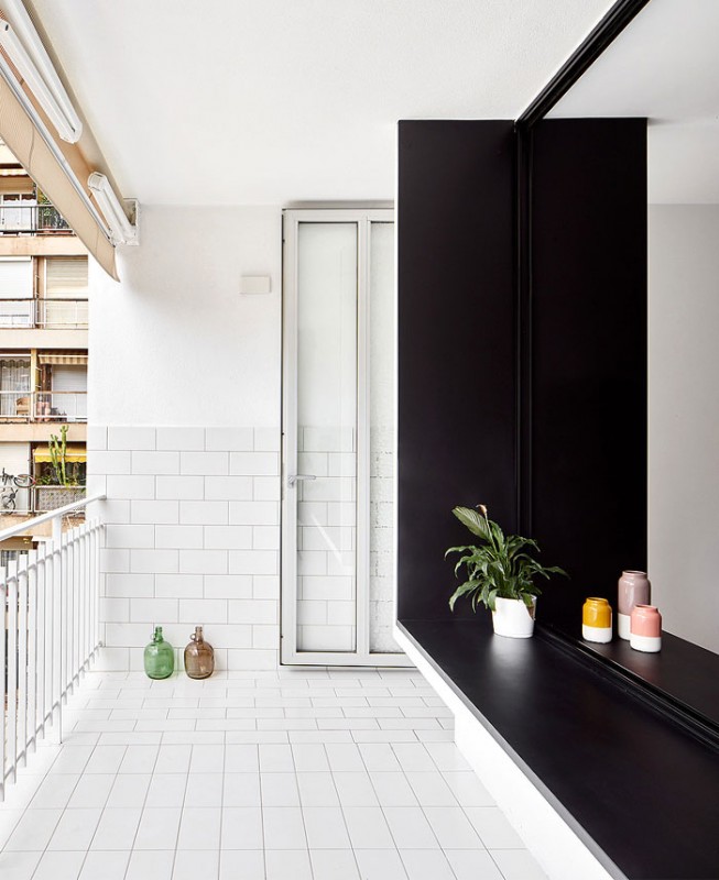 Белый и серый цвета, гранит и дерево в интерьере апартаментов в Барселоне