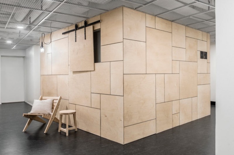 Бывший банк в Ювяскюля, Финляндия, был преобразован в современный хостел Studio Puisto Architects Бывший банк в Ювяскюля, Финляндия, был преобразован в современный хостел Studio Puisto Architects